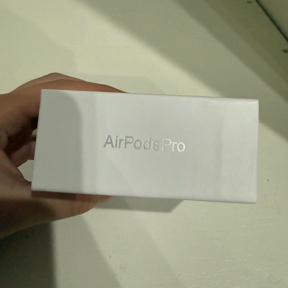 Apple AirPods Pro 2nd Generation with MagSafe Case - Picture 4 of 5